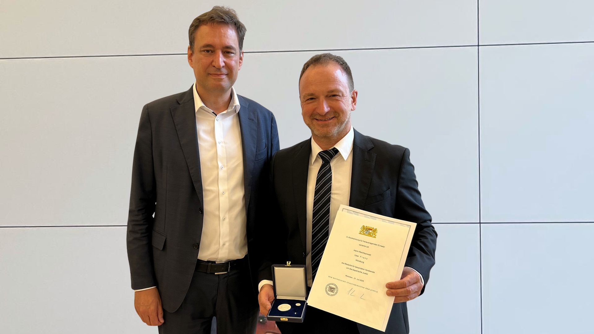 Justizminister Eisenreich mit Rechtsanwalt Franz bei der Verleihung der Justizmedaille